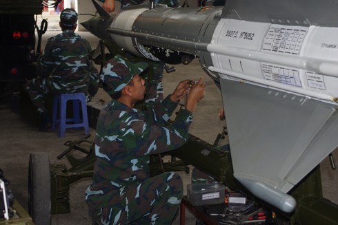 Mục kích dây chuyền lắp tổ hợp tên lửa S125-2TM của quân đội VN - ảnh 3