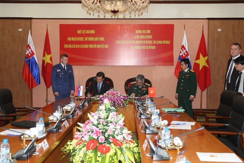 Việt Nam - Slovakia tăng cường hợp tác quốc phòng - ảnh 3