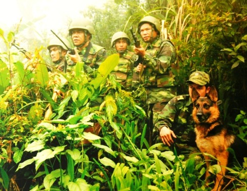 Cùng chó nghiệp vụ phá án: Những cuộc chiến sinh tử - ảnh 1