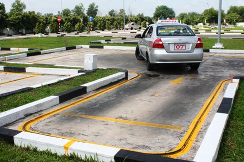 Vì sao không đưa nội dung lái xe số tự động vào sát hạch? - ảnh 1