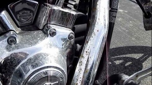 Mẹo đơn giản để tẩy rửa vết gỉ sét trên xe máy - ảnh 1