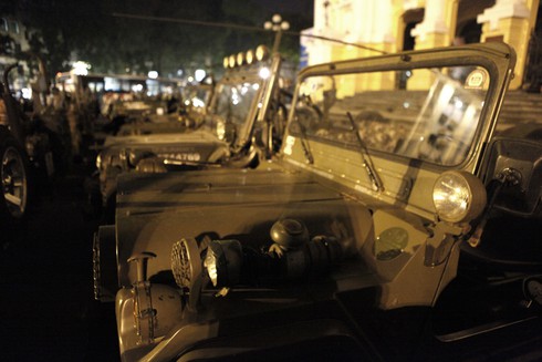 Dân chơi xe Jeep 'duyệt binh' qui mô trước Nhà Hát Lớn Hà Nội - ảnh 2