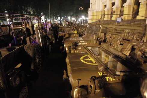 Dân chơi xe Jeep 'duyệt binh' qui mô trước Nhà Hát Lớn Hà Nội - ảnh 3