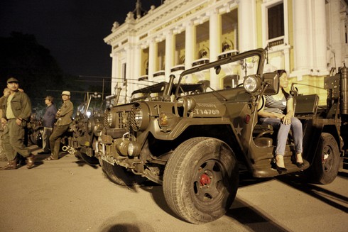 Dân chơi xe Jeep 'duyệt binh' qui mô trước Nhà Hát Lớn Hà Nội - ảnh 1