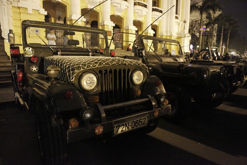 Dân chơi xe Jeep 'duyệt binh' qui mô trước Nhà Hát Lớn Hà Nội - ảnh 4