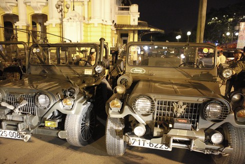 Dân chơi xe Jeep 'duyệt binh' qui mô trước Nhà Hát Lớn Hà Nội - ảnh 9