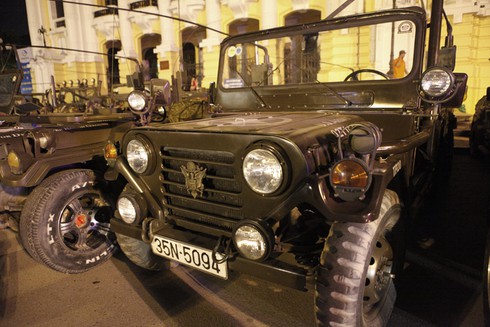 Dân chơi xe Jeep 'duyệt binh' qui mô trước Nhà Hát Lớn Hà Nội - ảnh 10