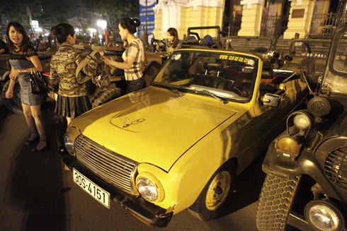 Dân chơi xe Jeep 'duyệt binh' qui mô trước Nhà Hát Lớn Hà Nội - ảnh 12