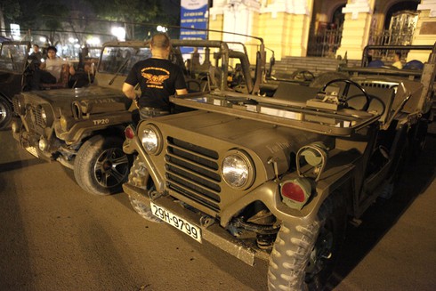 Dân chơi xe Jeep 'duyệt binh' qui mô trước Nhà Hát Lớn Hà Nội - ảnh 13