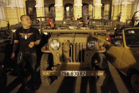 Dân chơi xe Jeep 'duyệt binh' qui mô trước Nhà Hát Lớn Hà Nội - ảnh 14