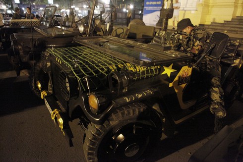 Dân chơi xe Jeep 'duyệt binh' qui mô trước Nhà Hát Lớn Hà Nội - ảnh 15