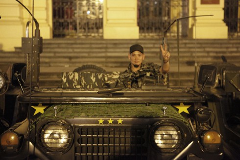 Dân chơi xe Jeep 'duyệt binh' qui mô trước Nhà Hát Lớn Hà Nội - ảnh 16