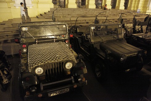 Dân chơi xe Jeep 'duyệt binh' qui mô trước Nhà Hát Lớn Hà Nội - ảnh 17