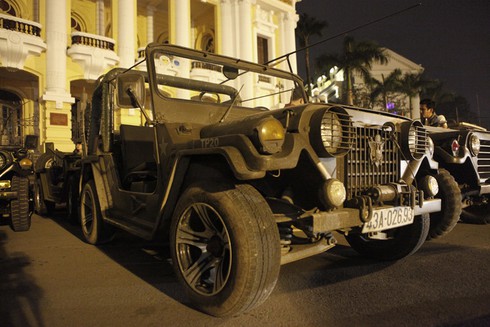 Dân chơi xe Jeep 'duyệt binh' qui mô trước Nhà Hát Lớn Hà Nội - ảnh 18