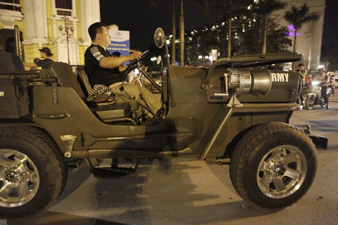 Dân chơi xe Jeep 'duyệt binh' qui mô trước Nhà Hát Lớn Hà Nội - ảnh 20