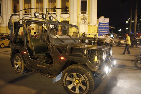 Dân chơi xe Jeep 'duyệt binh' qui mô trước Nhà Hát Lớn Hà Nội - ảnh 21