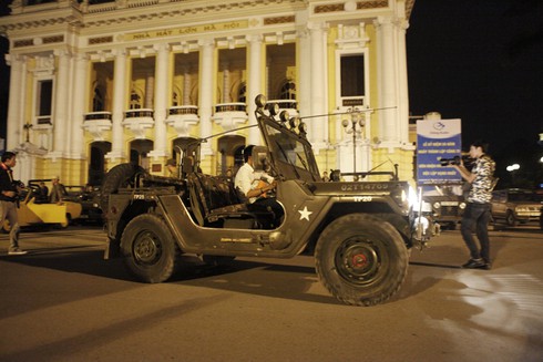Dân chơi xe Jeep 'duyệt binh' qui mô trước Nhà Hát Lớn Hà Nội - ảnh 22