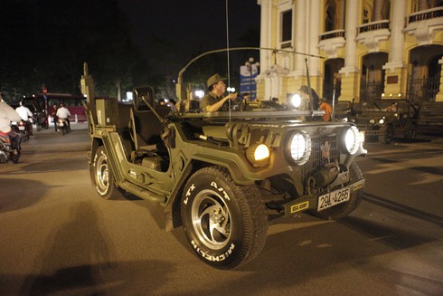 Dân chơi xe Jeep 'duyệt binh' qui mô trước Nhà Hát Lớn Hà Nội - ảnh 23