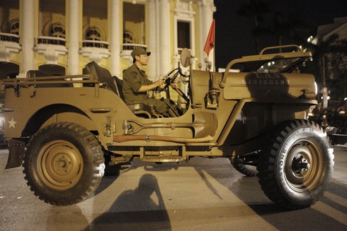 Dân chơi xe Jeep 'duyệt binh' qui mô trước Nhà Hát Lớn Hà Nội - ảnh 29