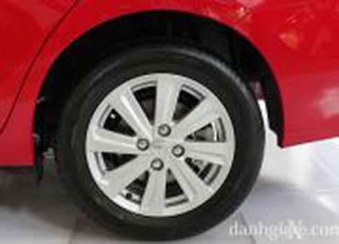 Xe trang bị lazang hợp kim 15'' ở cả 3 phiên bản. Trong đó phiên bản E và G được trang bị thắng đĩa ở cả trước và sau trong khi phiên bản J chỉ được trang bị thắng đĩa ở bánh trước và tang trống ở bánh sau