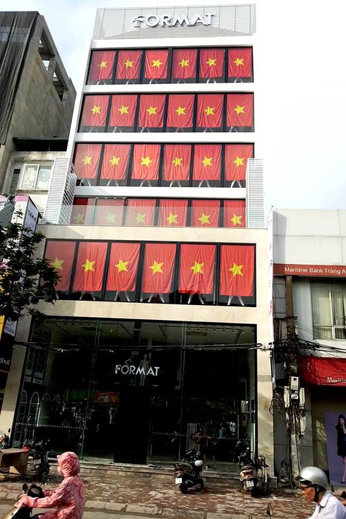 Phủ kín cờ Tổ quốc: Các cửa hàng Format khiến cư dân mạng cảm động - ảnh 3