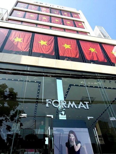 Phủ kín cờ Tổ quốc: Các cửa hàng Format khiến cư dân mạng cảm động - ảnh 4