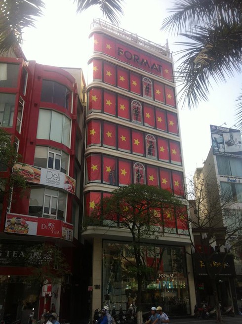 Phủ kín cờ Tổ quốc: Các cửa hàng Format khiến cư dân mạng cảm động - ảnh 2