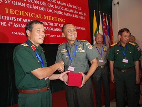 Quân đội ASEAN thi bắn súng quân dụng tại Việt Nam - ảnh 4