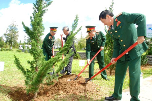 Quân đội quyết tâm bảo vệ chủ quyền và môi trường biển đảo - ảnh 2