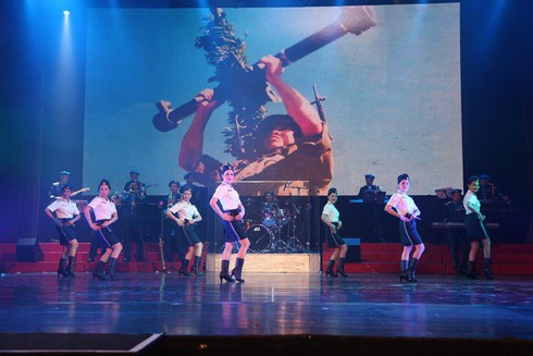 Vẻ đẹp các nghệ sĩ trong quân phục tại Hội diễn toàn quân 2014 - ảnh 18