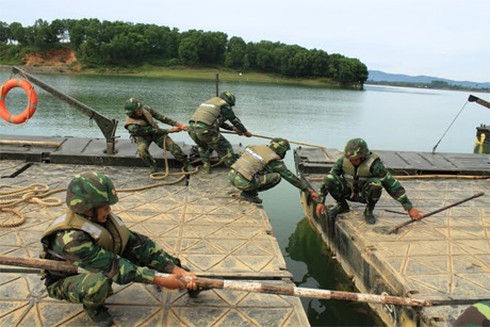 Quân đoàn 1 thực hành vượt sông sát thực tế chiến đấu - ảnh 1