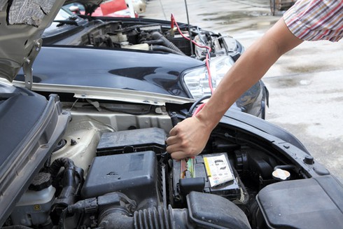 Cách câu dây bình ắc qui khi xe hết điện trên đường - ảnh 1