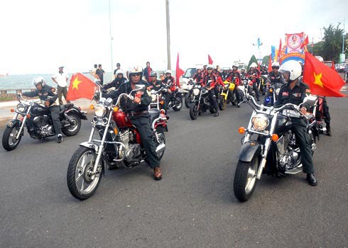 Các hiệu lệnh thông báo khi lái xe mô tô theo đoàn - ảnh 1