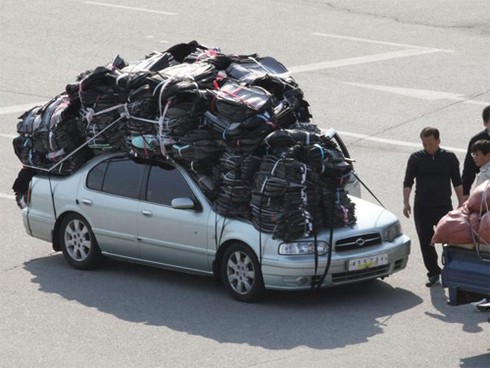 Những hình ảnh xe chở hàng quá tải trên thế giới - ảnh 1