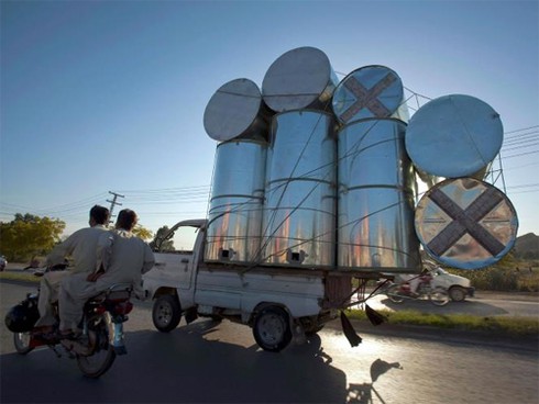 Những hình ảnh xe chở hàng quá tải trên thế giới - ảnh 2