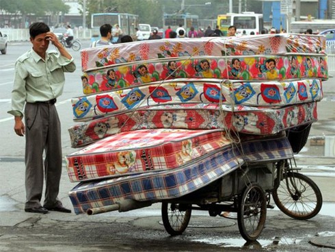 Những hình ảnh xe chở hàng quá tải trên thế giới - ảnh 3