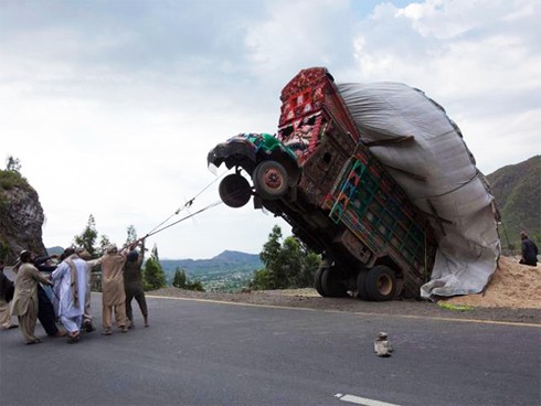 Những hình ảnh xe chở hàng quá tải trên thế giới - ảnh 5