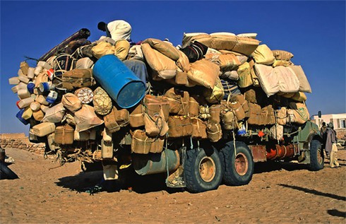 Những hình ảnh xe chở hàng quá tải trên thế giới - ảnh 13