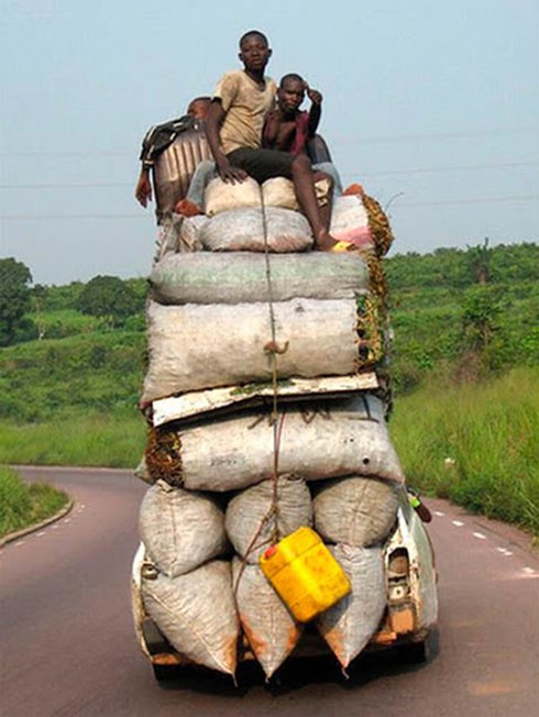 Những hình ảnh xe chở hàng quá tải trên thế giới - ảnh 14
