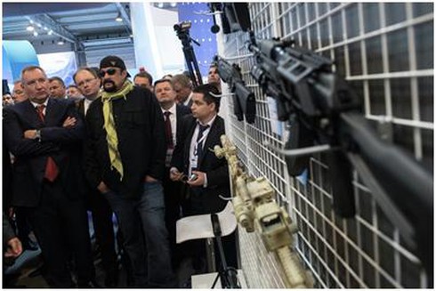 Video xe tăng, pháo hạng nặng, tên lửa Nga 'khiêu vũ' thực binh - ảnh 4