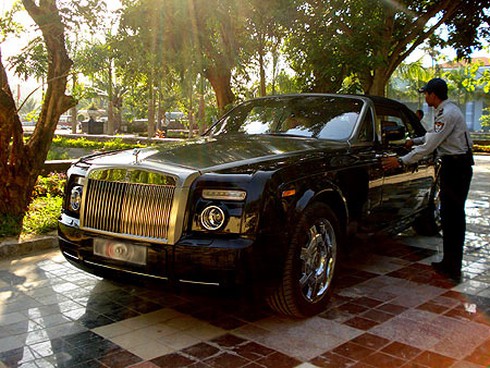 Clip Triệu phú chơi lớn khi dùng RollsRoyce Phantom vàng óng làm taxi