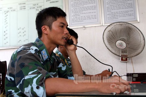 Kíp chiến đấu pháo cao xạ 57mm luyện đánh máy bay địch bay thấp - ảnh 1