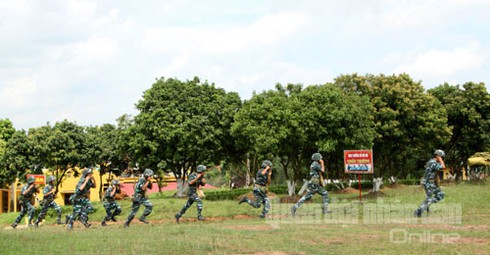 Kíp chiến đấu pháo cao xạ 57mm luyện đánh máy bay địch bay thấp - ảnh 3