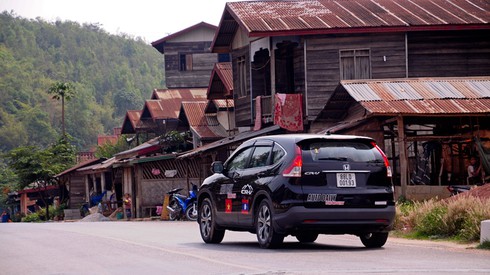 Văn hóa lái xe của người Việt 'lùn' hơn người Lào - ảnh 1