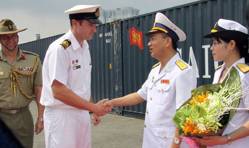 Cận cảnh tàu chiến Hải quân Hoàng gia Australia thăm TP.HCM - ảnh 4