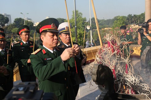 Tướng lĩnh quân đội VN dâng hương tưởng nhớ Đại tướng Lê Trọng Tấn - ảnh 4