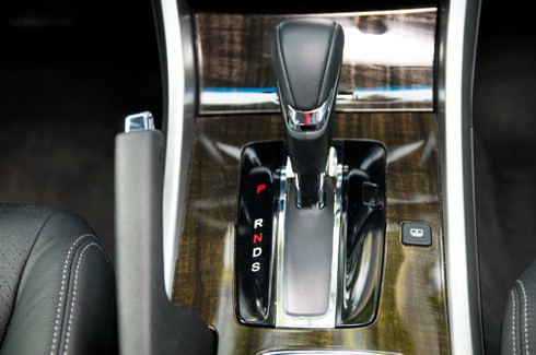 Xe số tự động dừng đèn đỏ nên về số nào? - ảnh 1