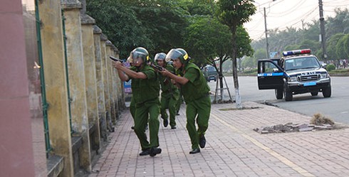Xem CA Hưng Yên diễn tập đánh bắt khủng bố - ảnh 3