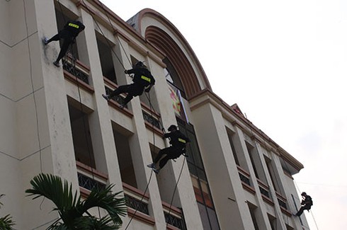 Xem CA Hưng Yên diễn tập đánh bắt khủng bố - ảnh 7