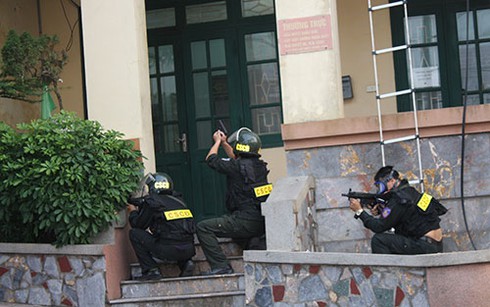 Xem CA Hưng Yên diễn tập đánh bắt khủng bố - ảnh 6